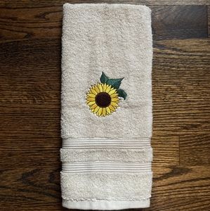 Embroideryhandtowels with sunflower design,the color is tan.size is 26×16 inches